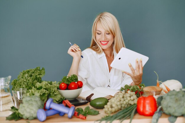 A Comprehensive Guide to Starting Your Career as a Nutrition Coach in Just 5 Simple Steps